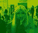Cosplayer als Marcille aus dem Anime Dungeon Meshi. Fotografiert mit einer GameBoy Camera.
