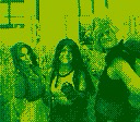 Cosplayer als Aerith, Tifa und iCloud aus dem Spiel FinalFantasy 7. Fotografiert mit einer GameBoy Camera.