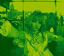 Cosplayer als Tribbie aus dem Spiel Honkai StarRail. Fotografiert mit einer GameBoy Camera.