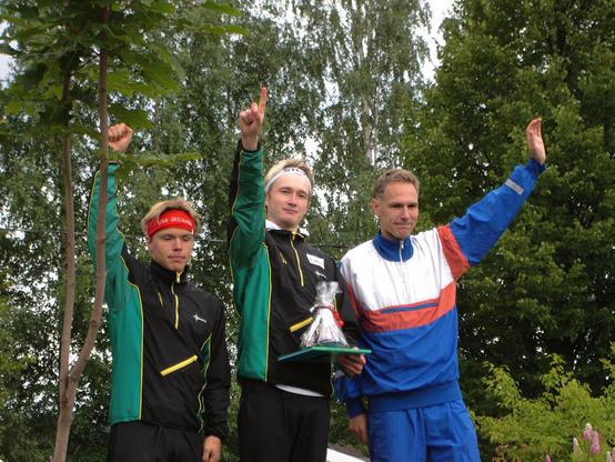 Suunnistuksen Keski-Suomen aluemestaruuskilpailun vuoden 2004 miesten kisan kolmen kärki.