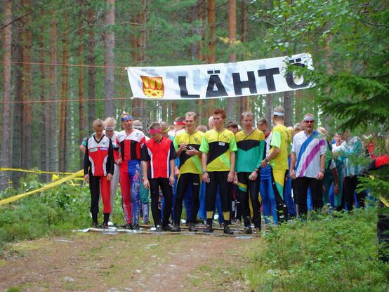 Suunnistuksen Keski-Suomen aluemestaruusviestikilpailun aloittajia lähtöviivalla.