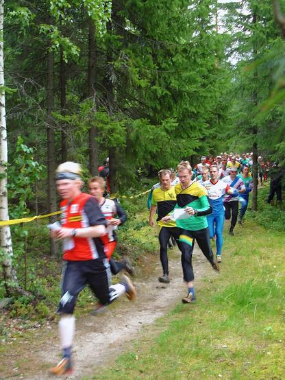Suunnistuksen Keski-Suomen aluemestaruusviestikilpailun aloittajia täydessä vauhdissa.