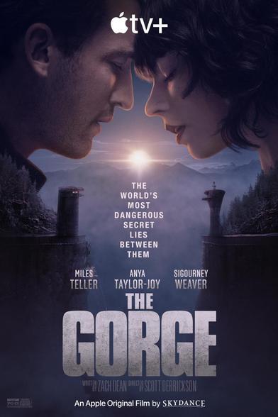 Un cartel de la película "The Gorge", una película original de Apple TV+.  Muestra a Miles Teller y Anya Taylor-Joy, cara a cara, con una expresión seria.  Al fondo, se ve un paisaje montañoso con estructuras elevadas que parecen torres de vigilancia. El texto indica que el secreto más peligroso del mundo se encuentra entre ellos, y también incluye el nombre de Sigourney Weaver en el elenco.