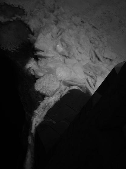 Скопление льда под мостом складывается в профиль джентльмена в парике.