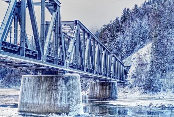 #ringebu #gudbrandsdalen #norwegen #norway #norge #landwirtschaft #farm #winter #schnee #snow #leica #75mm #verkehr #landschaft #brücken #bro #bridge #river #architektur