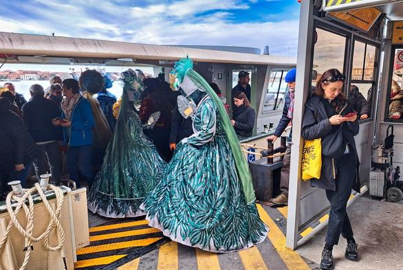 When the magic of Venice Carnival meets the everyday rush of the city. A glimpse of fantasy stepping off the vaporetto, blending with modern life. 🎭✨