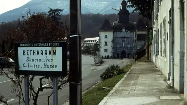 Sign before the boarding school campus:
Betharram
Shrines
Calvary _ Museum