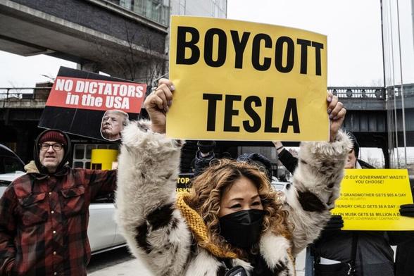 マスク氏への反発新たな段階、テスラ離れに拍車－物議醸す政治姿勢 - Bloomberg