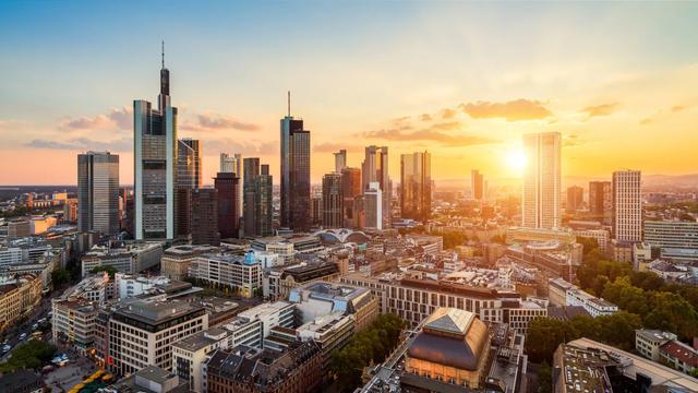 Morgengruß aus Frankfurt am Main.
Sonnenschein im Hintergrund der Skyline.