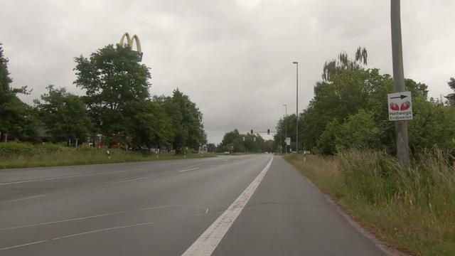 Gleiche Straße, in Höhe eines McDonalds. Viel viel viel Asphalt. Kein Platz für den Radverkehr, offensichtlich.