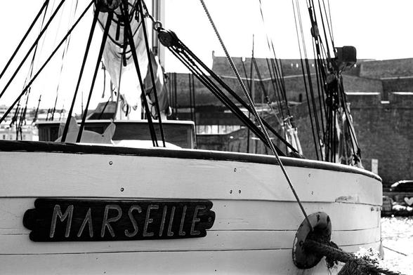 Bateau ancien dans le port de Marseille. Fort Saint Nicolas en arriére plan.