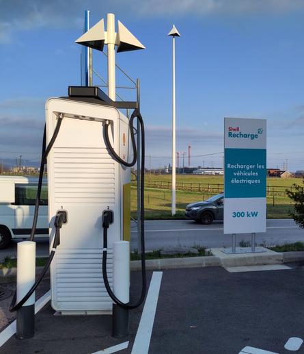 Shell 300 KW charger near Signy Centre