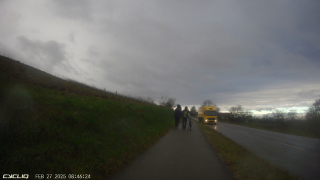 Zwei Fußgänger auf einem gemeinsamen Fuß- und Radweg. Einer schiebt sein Rad. Es bleiben ca. 40cm zum Vorbeifahren im Schrittempo