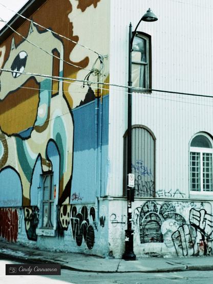 Murale peinte sur un coin de rue au Centre-Ville de Québec. Photographie par Cindy Cinnamon