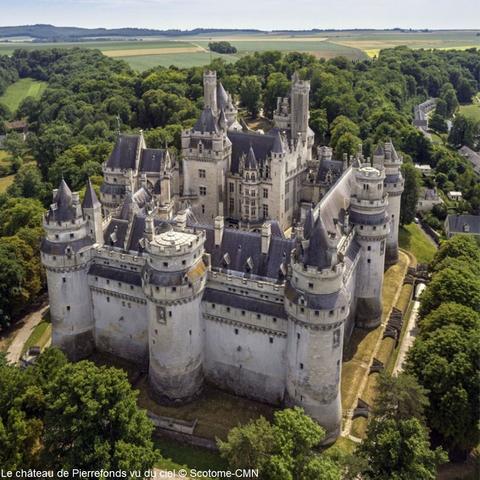Le château de Pierrefonds vu du ciel © Scotome-CMN