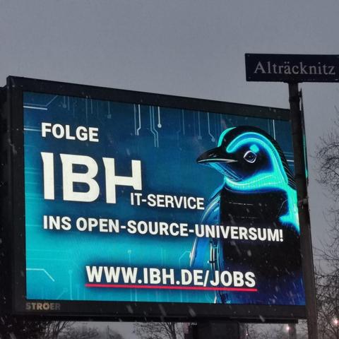 LED Anzeigetafel mit einem Cyber Pinguin und der Aufschrift: Folge IBH IT-Service GmbH ins Open-Source-Universum