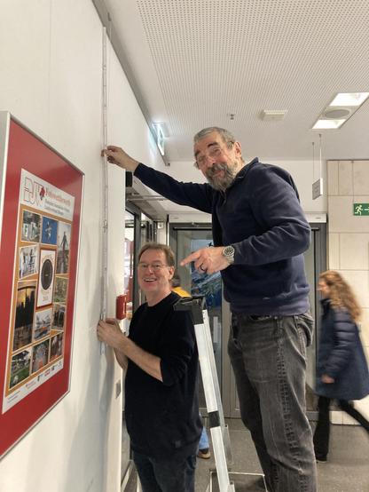 Aufbau der Fotoausstellung des Landesverbands Hessen des Deutschen Journalistenverbandes (DJV) im Foyer der DWD-Zentrale in Offenbach am Main. Foto: Uwe Kirsche / DWD