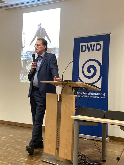 Eröffnungsrede bei der Vernissage der Fotoausstellung des Landesverbands Hessen des Deutschen Journalistenverbandes (DJV) im Foyer der DWD-Zentrale in Offenbach am Main. Foto: Uwe Kirsche / DWD
