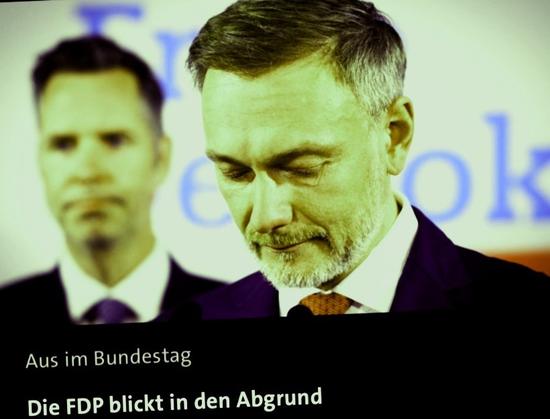 Grün eingefärbtes Gesicht des FDP Vorsitzenden Christian Lindner