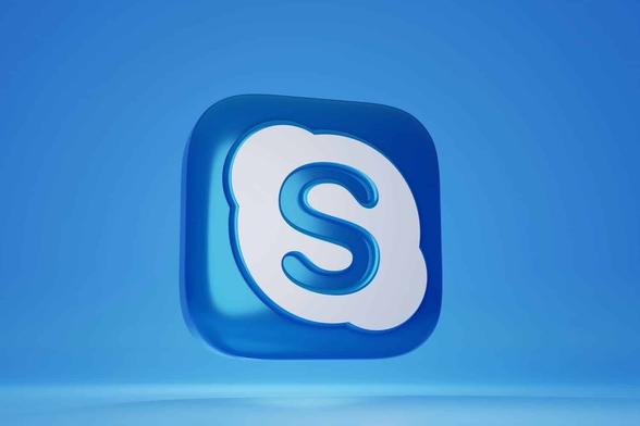 Blaues 3D-Icon von Skype vor einem hellblauen Hintergrund.