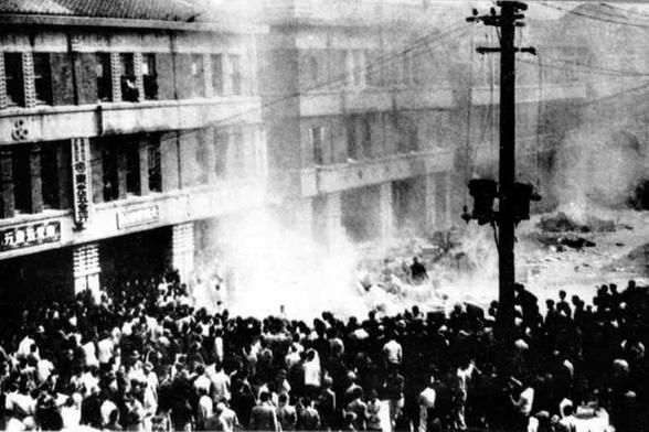 On February 28, 1947, crowds gathered at the Monopoly Bureau Taipei Branch to protest, and the inventories of matches, cigarettes and other items in the Monopoly Bureau Taipei Branch were piled up and burned. By [1], Public Domain, https://commons.wikimedia.org/w/index.php?curid=21836
