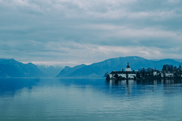 Blick auf Traunsee mit Schloss Orth.