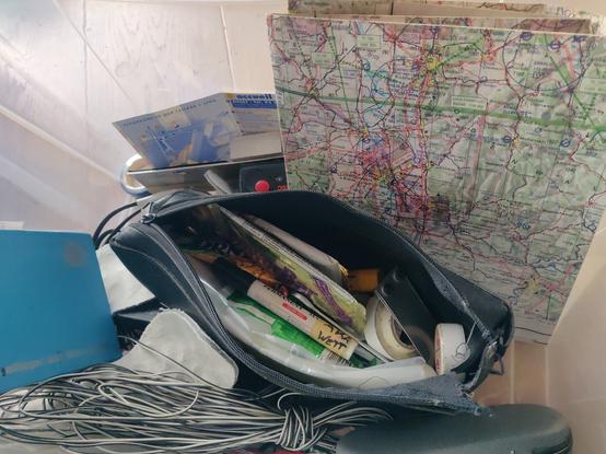 Kiste mit Utensilien zum Segelfliegen: Bordtasche mit Riegeln MHD 2001, ICAO-Karte, Flugbuch, Wendepunktkamera, Klebebänder, Erding, Gabelschlüssel, ...