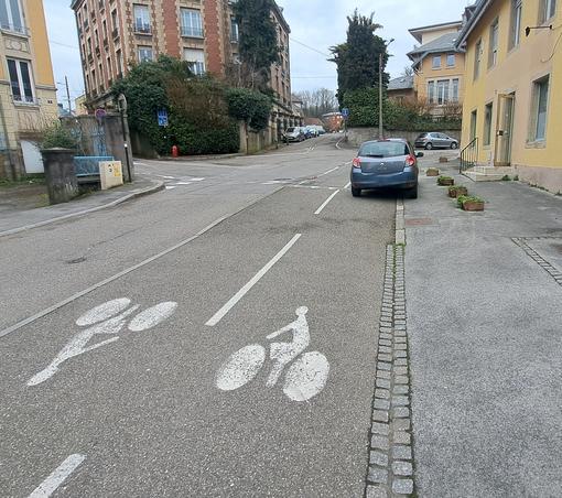 Renault Clio stationnée sur une voie cyclable