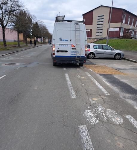 Véhicule utilitaire stationné sur une voie cyclable.