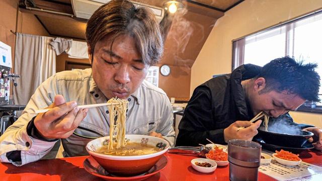 無限替玉！九州男児店主の絶品クサうま豚骨ラーメンに働く男と常連が殺到！| ラーメン駒や 総本店