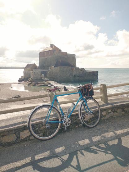 Fahrrad vor der Festung Ambleteuse an der französischen Kanalküste.