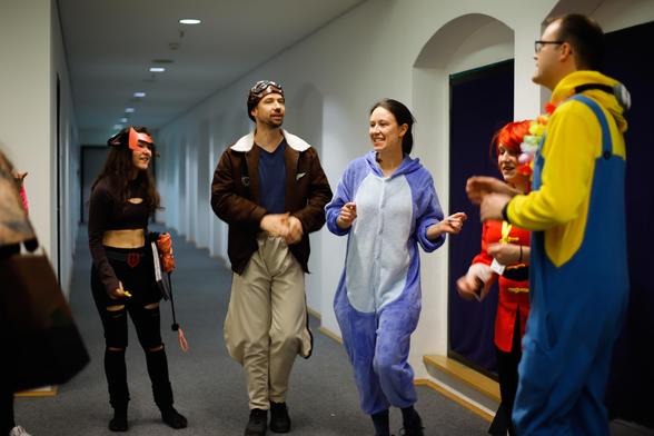 Von links Catra, Pilot, Stitch, Ranma und ein Minion beim einsingen im Backstage Bereich