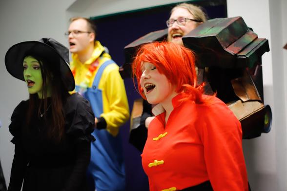 Vorne: Elphaba und Ranma
Hinten: Ein minion und ein Zwerg aus Deeprock Galactic beim einsingen im Backstage Bereich der Dedeco