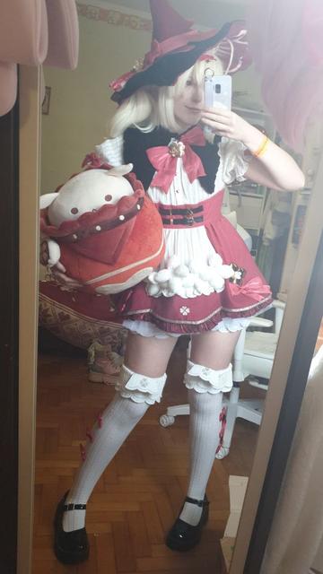 A selfie of a cosplayer of Klee in the skin Blossoming Starlight, standing in front of a mirror and holding a big plush of Jumpy Dumpty

Tag ignore: cosplayer girl cosplaygirl blossoming Starlight Genshin impact kofi throne request commission Loli thighs thick thicc hoyoverse
