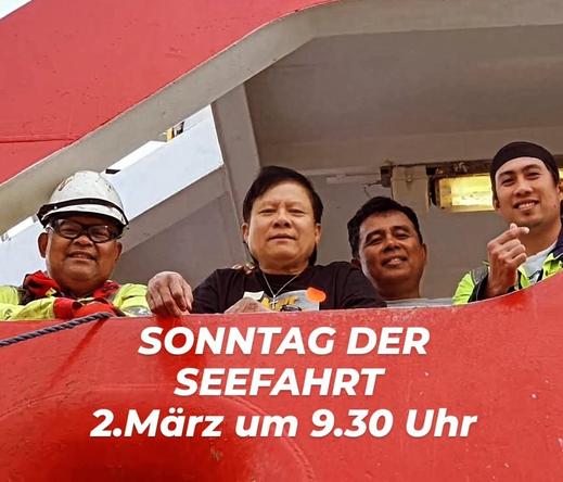 Vier Seemänner schauen von Bord eines Schiffes mit rotem Rumpf 
Darunter der Text: Sonntag der Seefahrt, 2. März um 9:30 Uhr