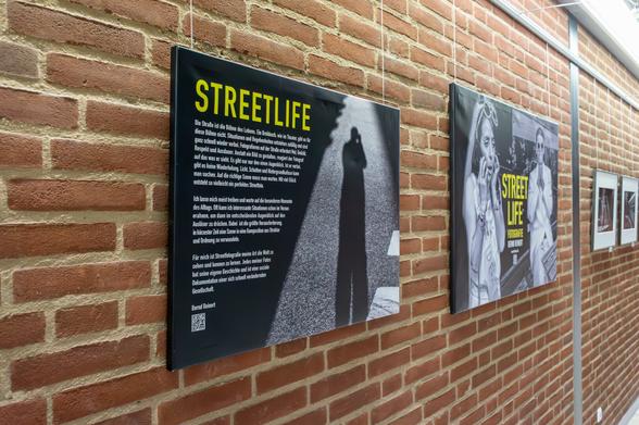 Die Schilder zur Ausstellung Streetlife von Bernd Reinert in der MHH.
