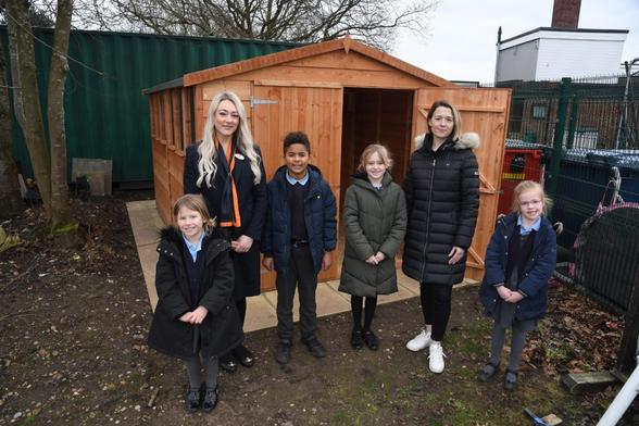 Bellway's Hollie Rodgers with pupils Millie Knight, Kendrick Fru, Ava Simkin and Poppy Mallender and PTA treasurer Jen Simkin