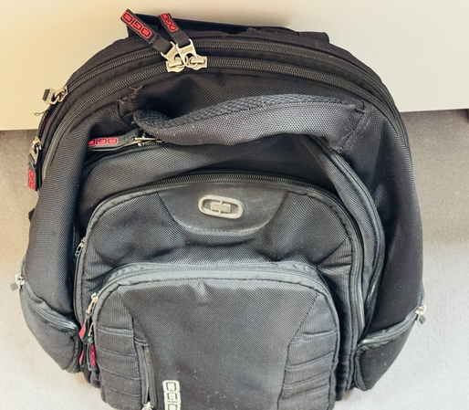 Ogio Urban 17 Rucksack von  Oben.

Oben links kann man die defekte Stelle am Reissverschluß sehen.