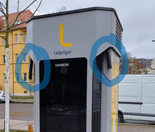 Schnellladesäule der Leipziger Stadtwerke in der Blochmannstraße in Gohlis. Die Kabel der beiden Ladepunkte schauen nur noch 15–20 cm aus dem Gehäuse heraus und sind abgetrennt/verschwunden.