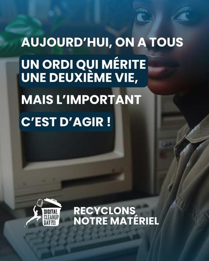 Un ordinateur de bureau et une personne sur le côté droit de l'image qui tourne la tête, face caméra. 
Il est écrit au milieu de l'image : « Aujourd'hui, on a tous un ordi qui mérite une deuxième vie, mais l'important c'est d'agir ! »
En bas : le logo du Digital Cleanup Day et le slogan : « Recyclons notre matériel ».