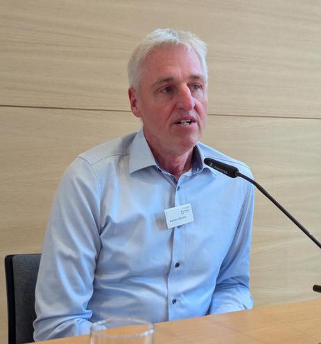 Achim Gäckle zeichnet auf dem Podium auf Nachfrage ein Bild von aktiver Teilhabe blinder Menschen im Evang. Blinden- und Sehbehindertendienst Württemberg.
