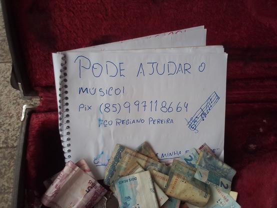 Imagem da caixinha do músico, escrito "Pode ajudar o músico. PIX 85997118664 Francisco Regiano Pereira".