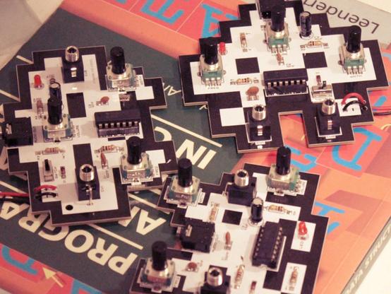 D'après certains témoignages photographiques, une nouvelle version de l'Atari Punk Console du Tetalab aurait été vue en production lors d'un atelier soudure quelque part sur un quai...