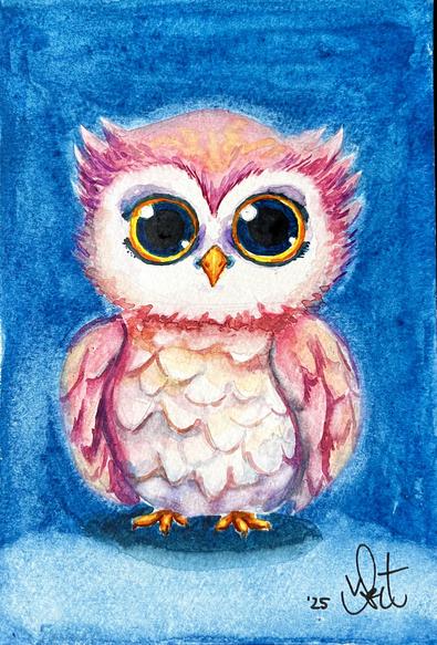Aquarellbild: Vor dunkelblauem Hintergrund sitzt eine rosa Eule, die mit großen runden Augen freundlichen dreinschaut.