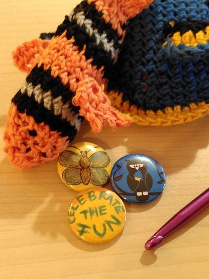 Auf dem Bild sieht man einen gehäkelten Clownfisch und einen gehäkelten Kopf eines blau-gelben Fisches. Davor drei Buttons, einer mit Schmetterling, einer mit Eule und einer mit dem Schriftzug "celebrate the fun".