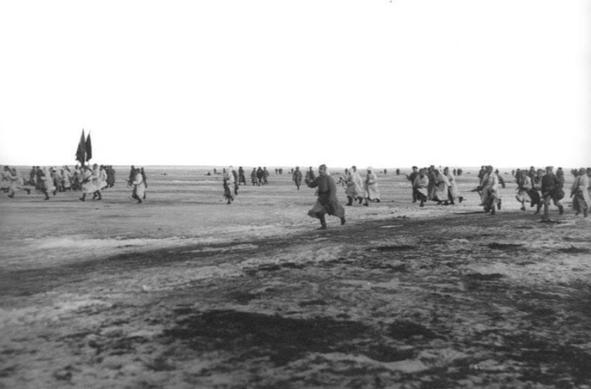 Loyalist soldiers of the Red Army attack the island fortress of Kronstadt on the ice of the Gulf of Finland. By Unknown author - https://www.marxists.org/history/ussr/events/kronstadt/index.htm, Public Domain, https://commons.wikimedia.org/w/index.php?curid=704279
