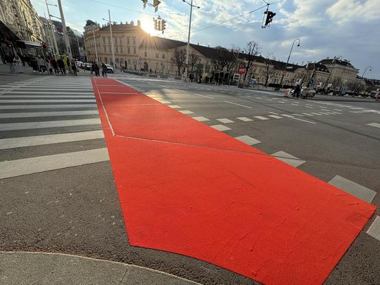 Neue großflächig aufgebrachte Rotmarkierung auf der Radfahrüberfahrt über die Zweierlinie