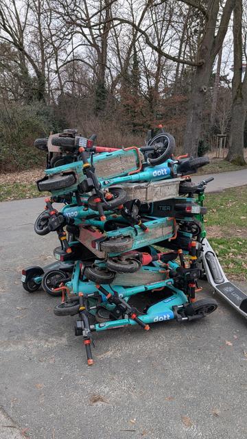E-Scooter gestapelt