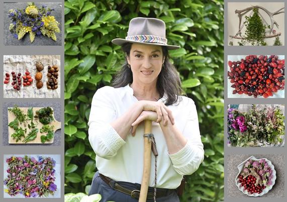 Frau mit Hut und Wanderstock steht vor grüner Hecke und lächelt in die Kamera. Gerahmt ist das Foto von Abbildungen verschiedener gesammelter Kräuter und Früchte.