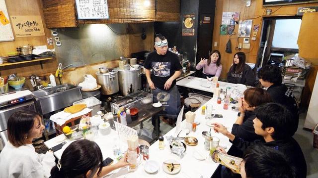 常連が殺到するワンオペアニキの絶品大阪かすうどん。東京高円寺の人情酒場に密着！丨Udon Noodles Restaurant in Japan